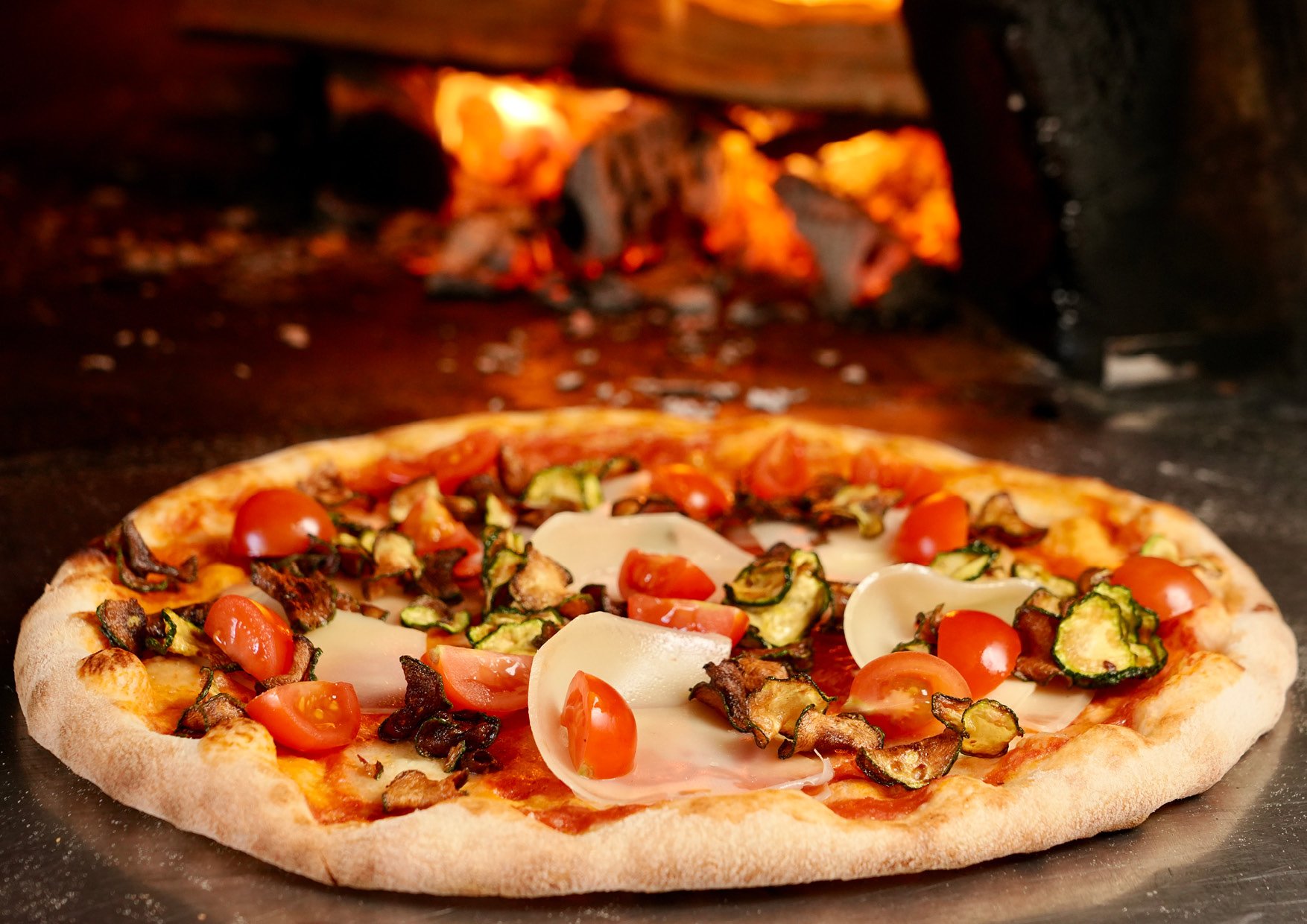 Pomodoro San Marzano, mozzarella, provolone, pomodorini pachino e zucchine fritte