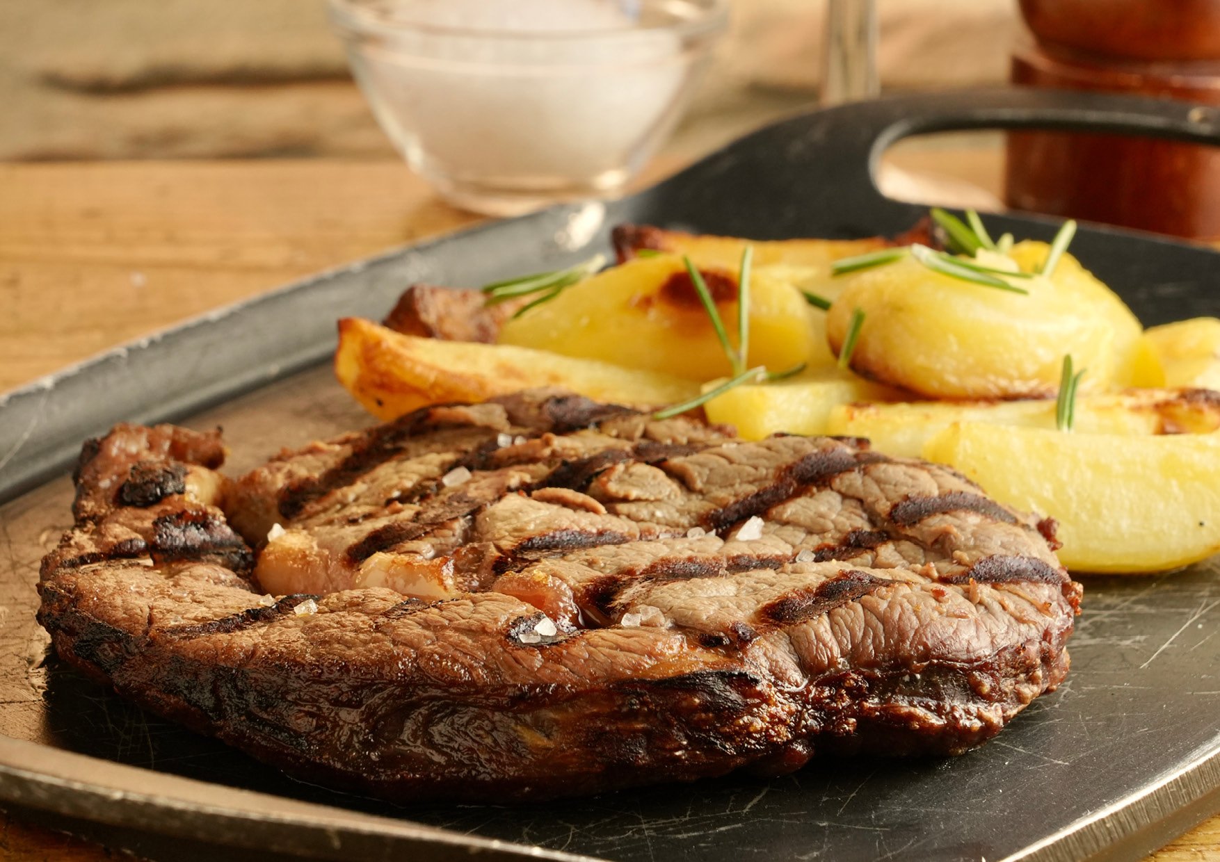 Servito con patate al forno