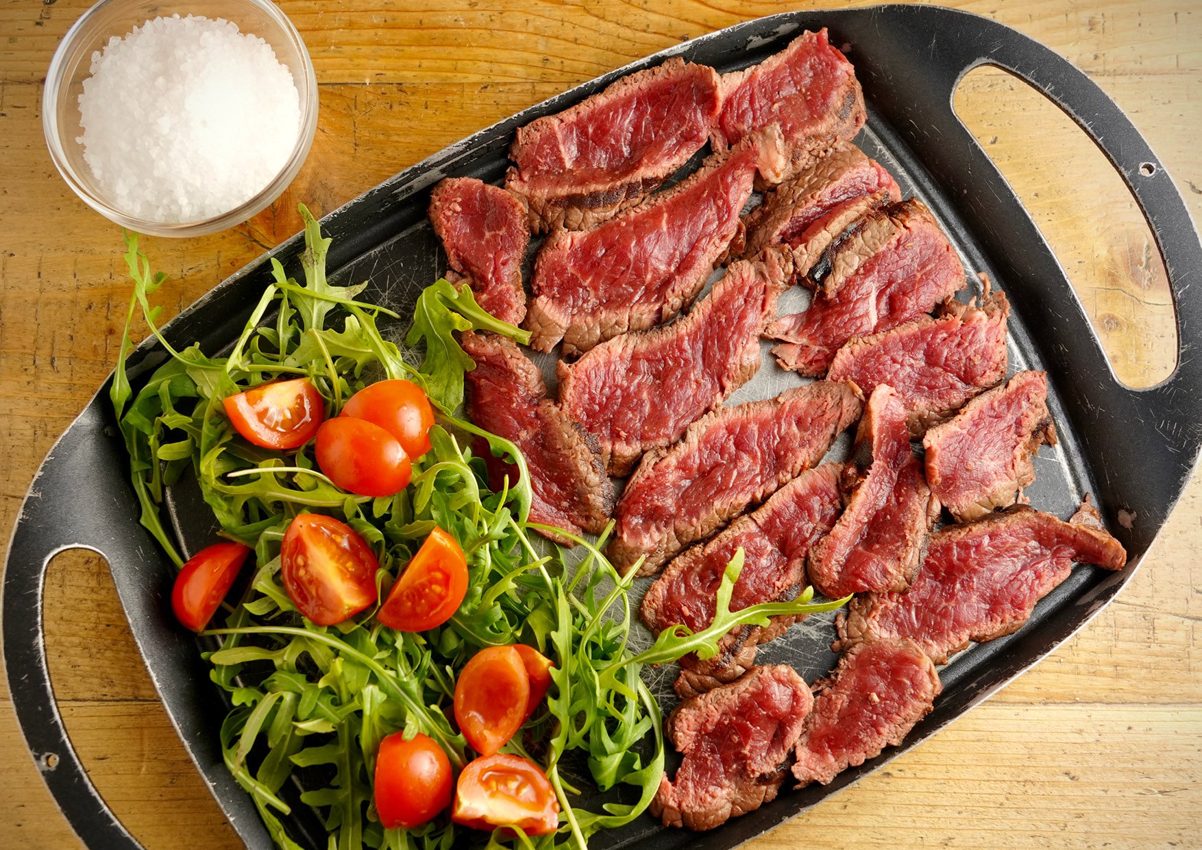 Servita con rucola e pomodorini