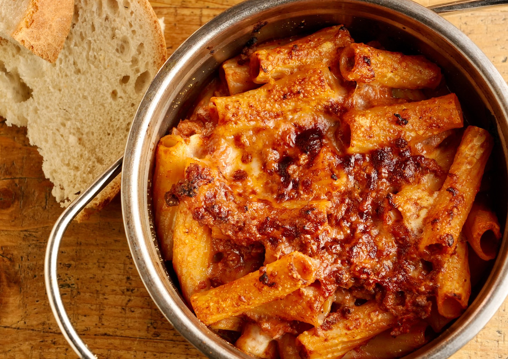 Maccheroni, ragu, mozzarella, mortadella e grana Padano