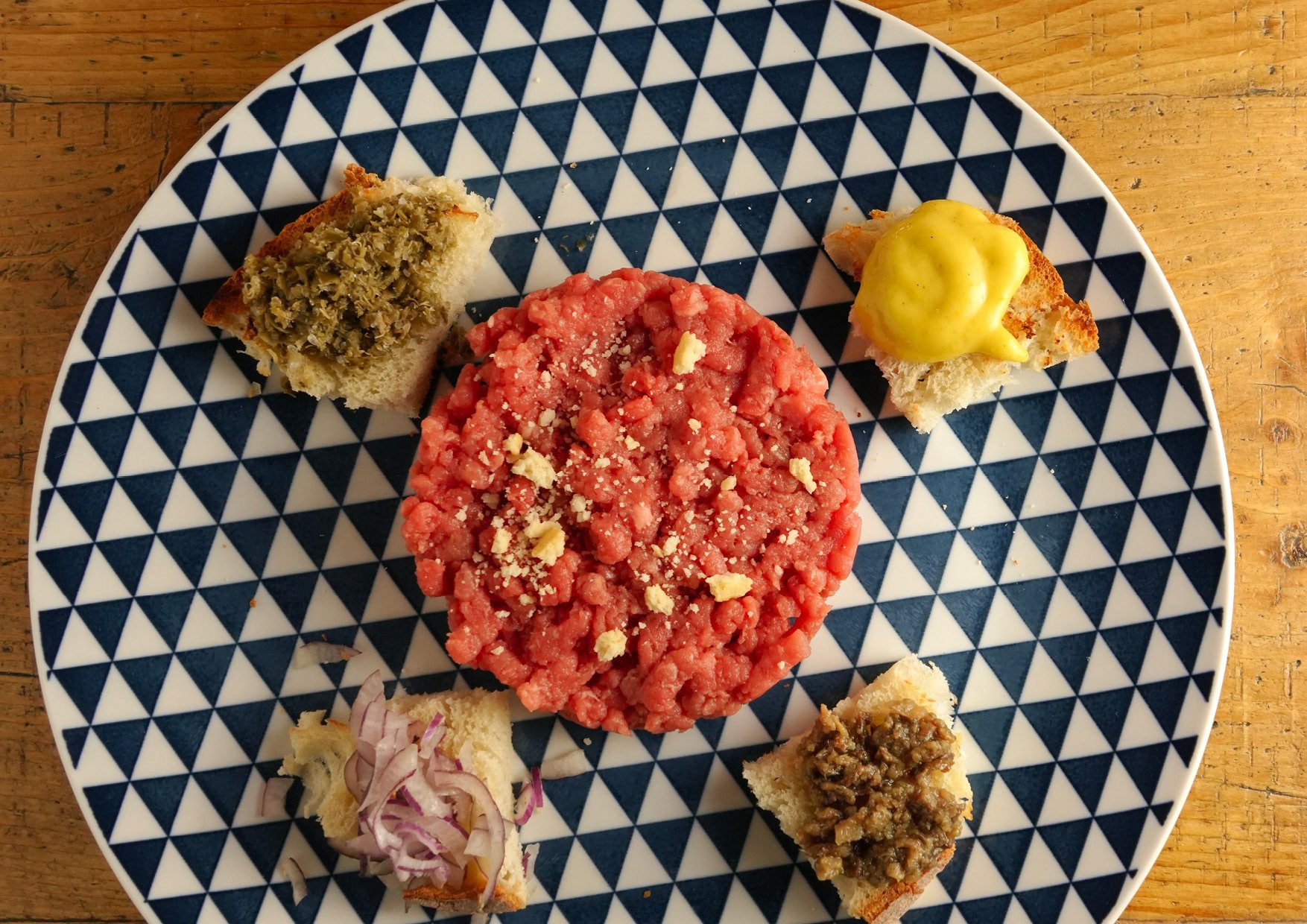 Acciughe, senape, cipolla, capperi e tarallo sbriciolato
