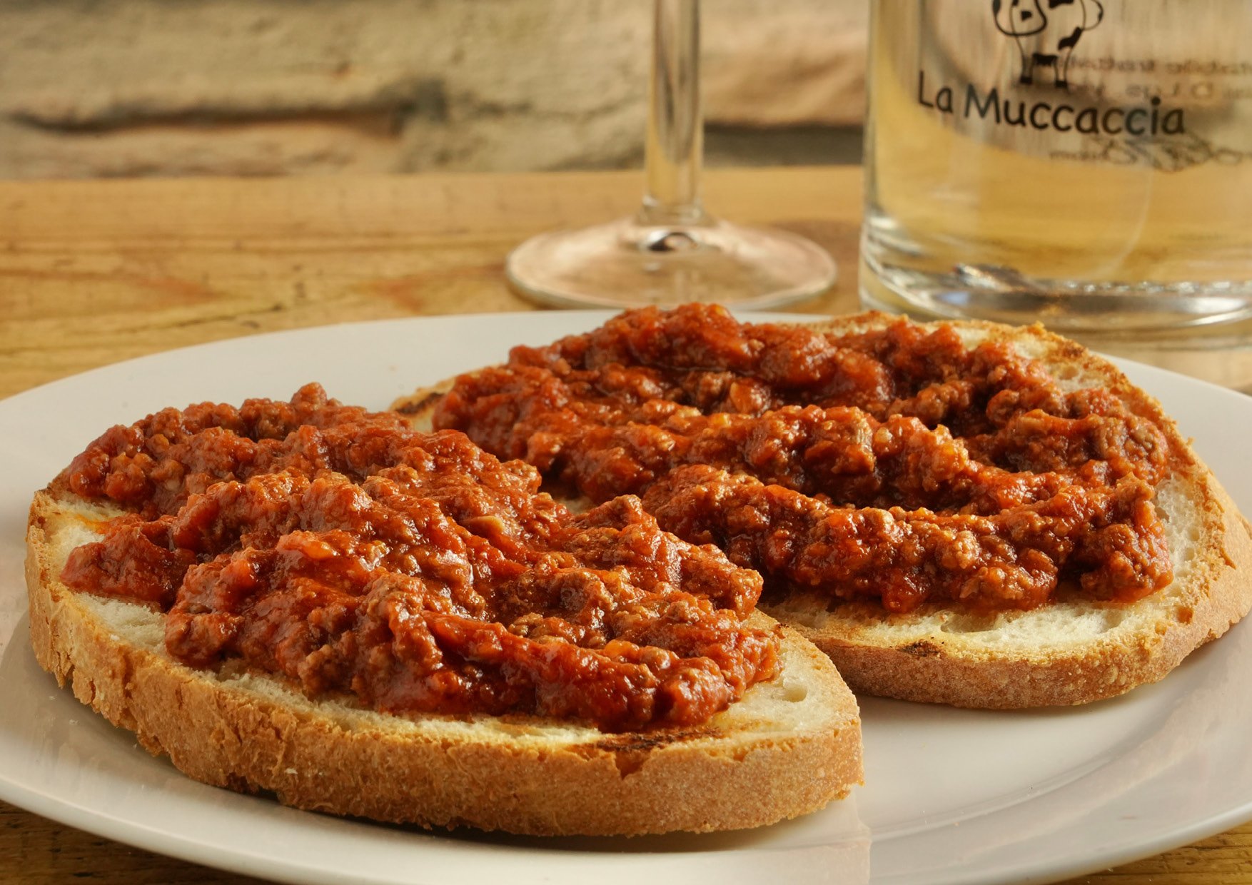 Bruschetta alla brace con ragù della casa