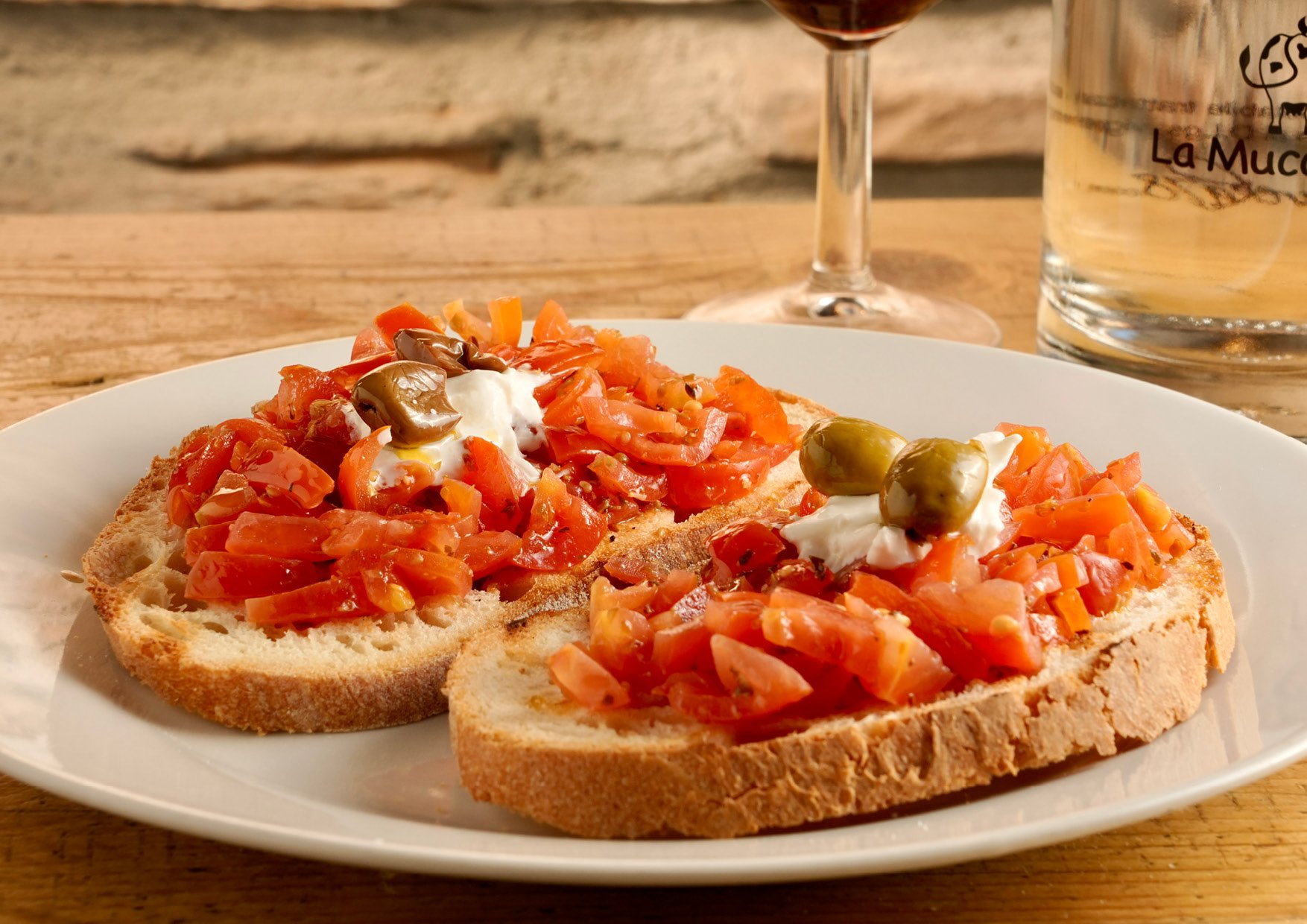 Pomodorini pachino, olive taggiasche e stracciatella di Andria