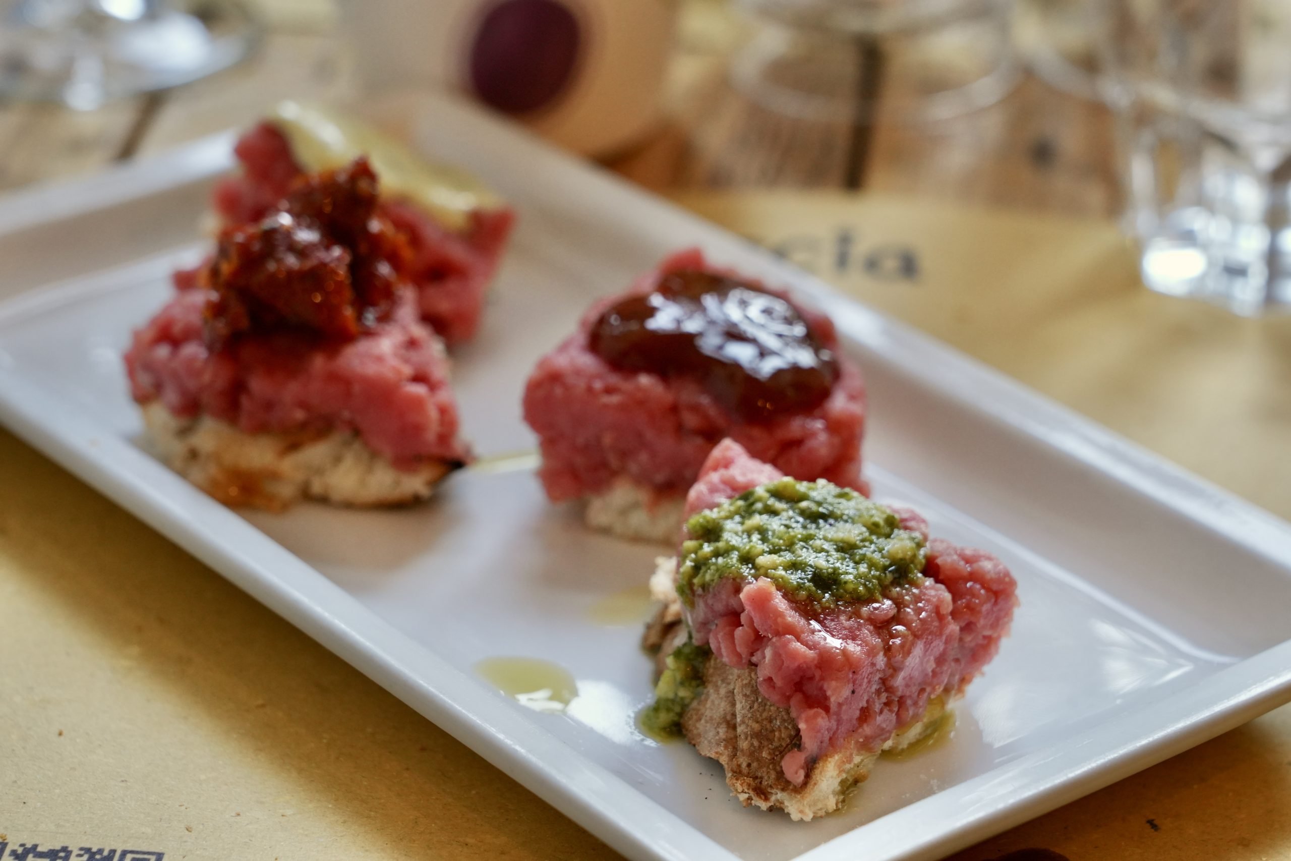 Pomodorini secchi, pesto al basilico, salsa tartara e salsa BBQ