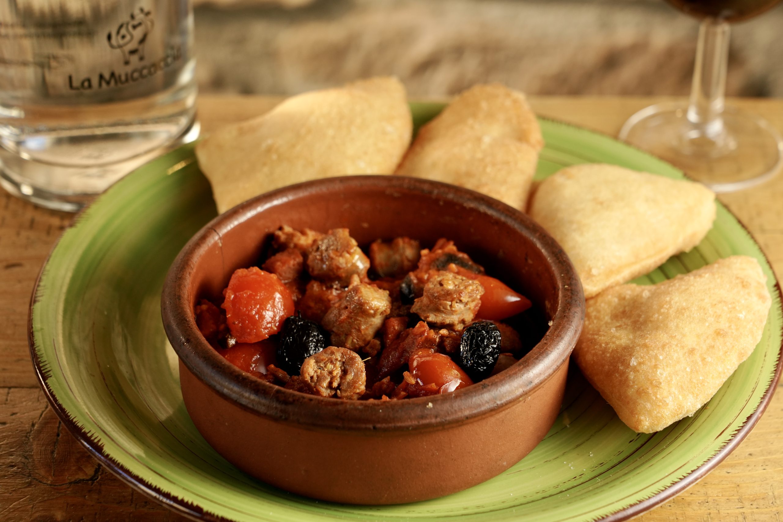 Salsiccia secca, salsiccia fresca, pomodorini e olive