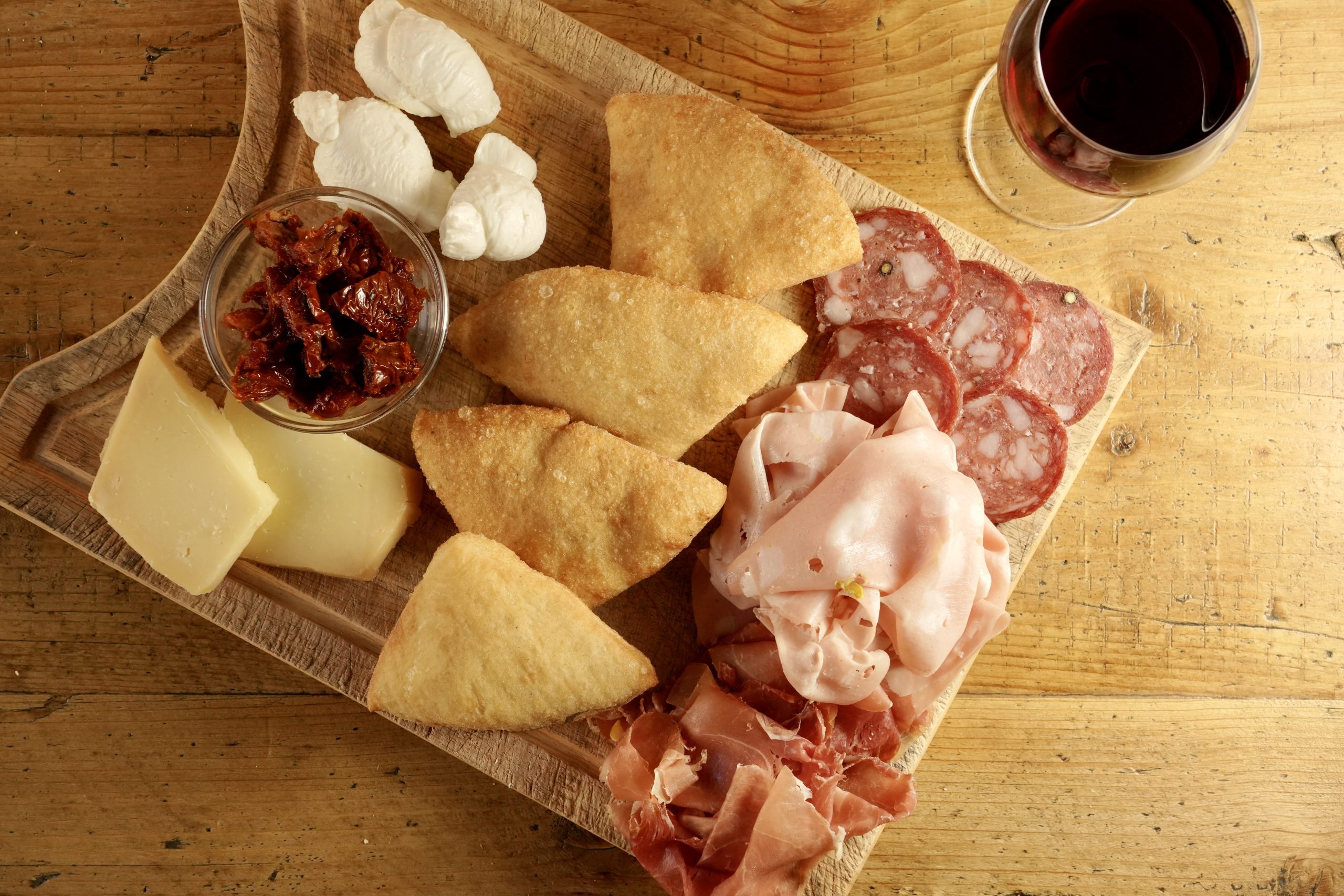 Gnocco fritto, crudo di Parma 24 mesi, mortadella IGP, salame pugliese, nodini di mozzarella, pecorino e pomodorini secchi