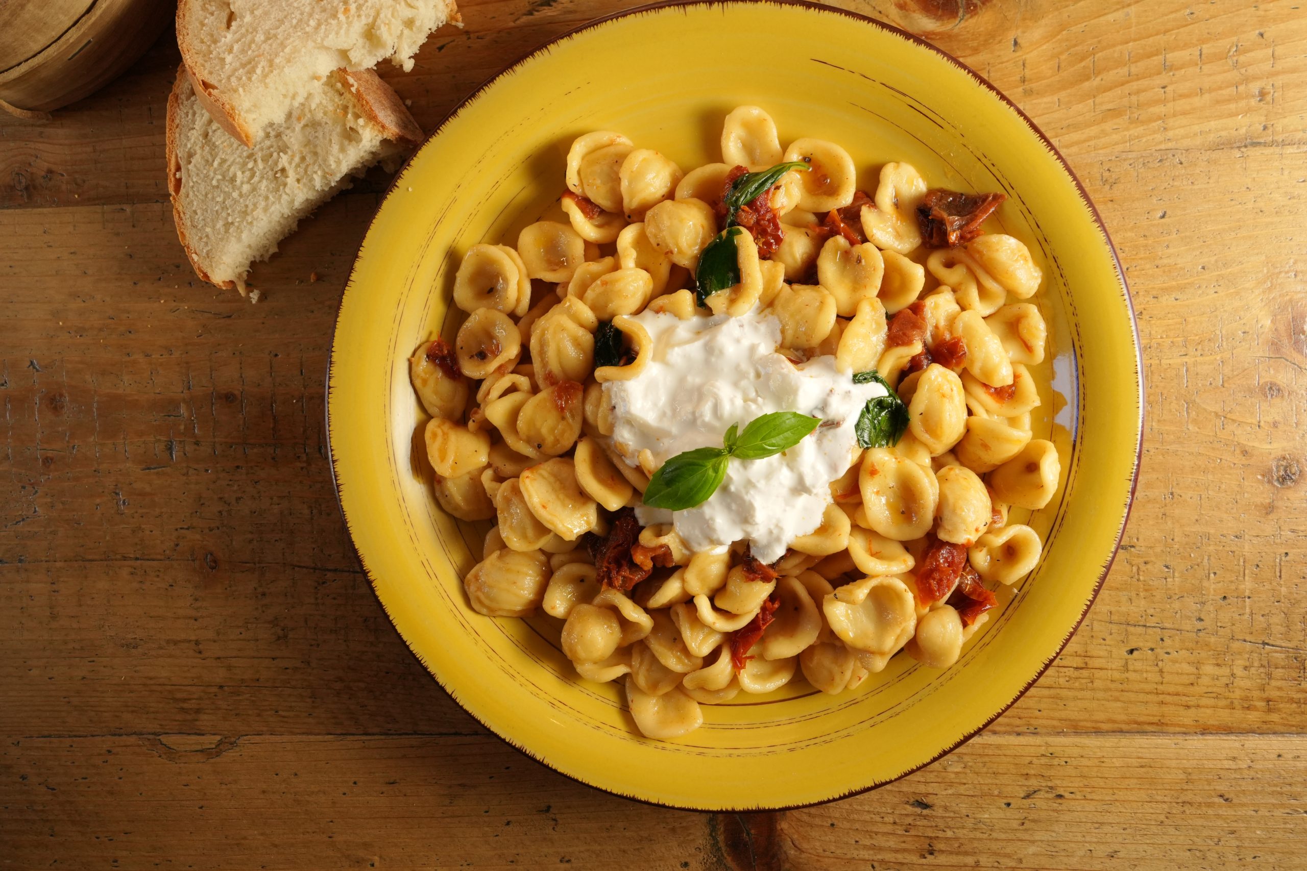 Con pomodorini secchi, stracciatella, basilico e olio extravergine
