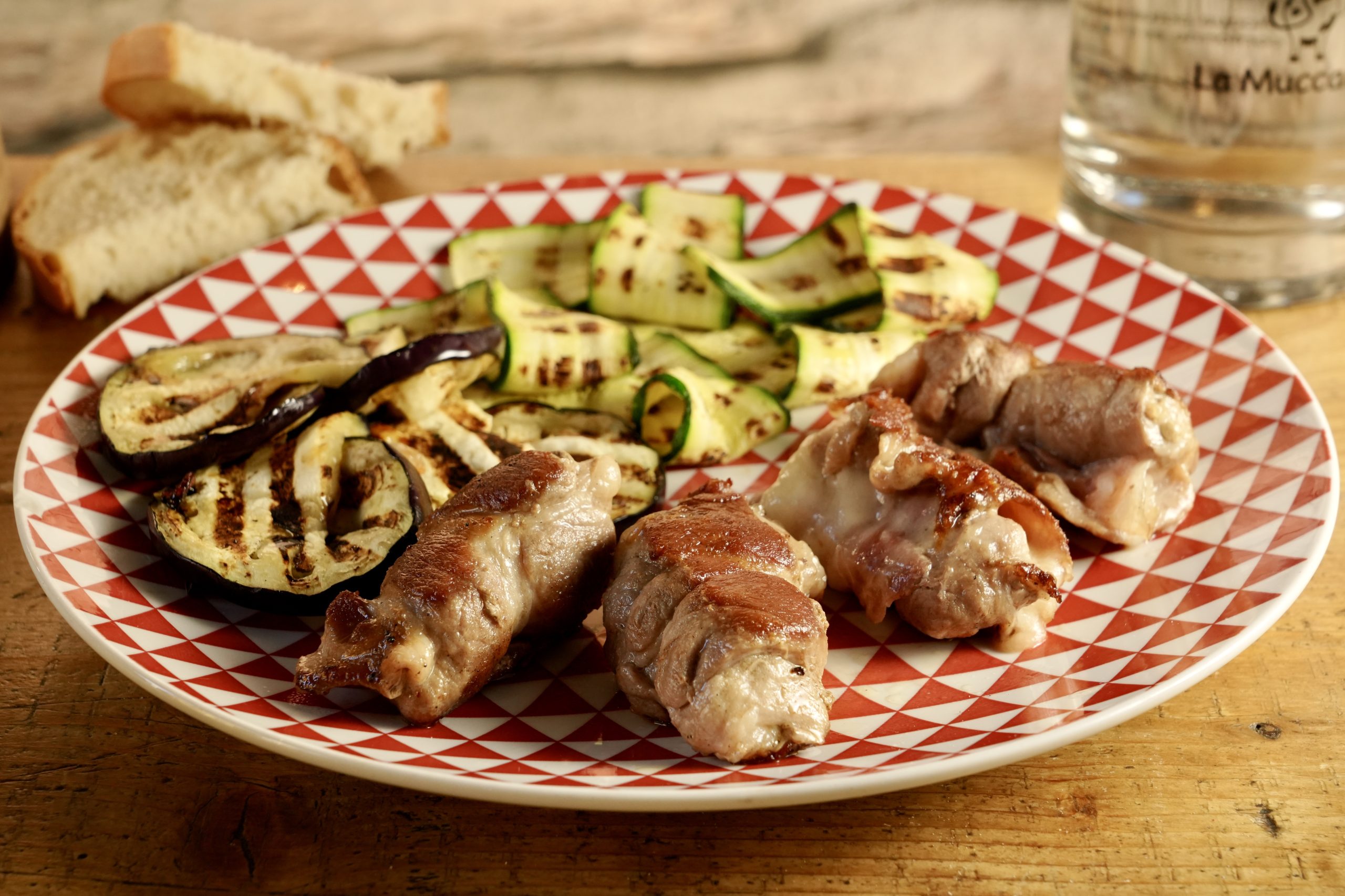 Involtini con pancetta e caciocavallo, serviti con verdure grigliate