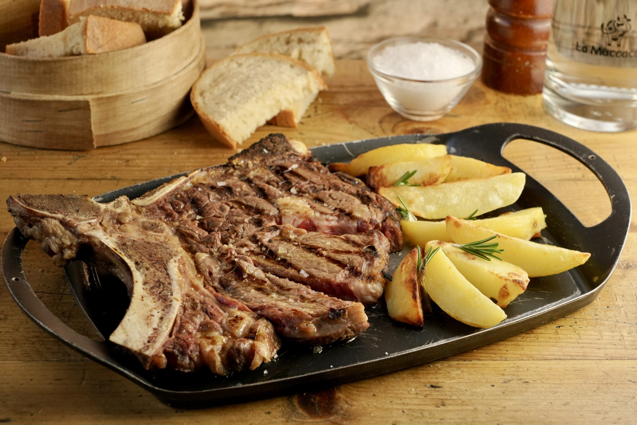 Servita con patate al forno
